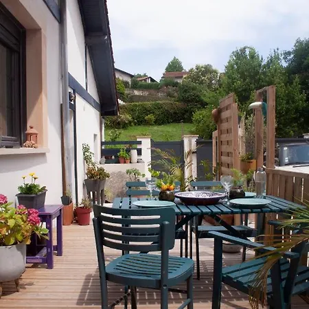 Maison Calme - Frontiere Montagne Et Pansiyon *