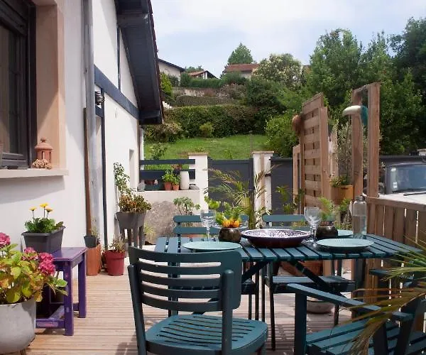 Maison Calme - Frontiere Montagne Et Pansiyon *